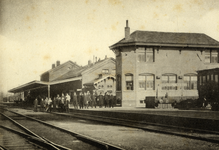 220401 Gezicht op het S.S.-station Boxtel te Boxtel, met rechts het seinhuis en geheel rechts de kopsporen voor de ...